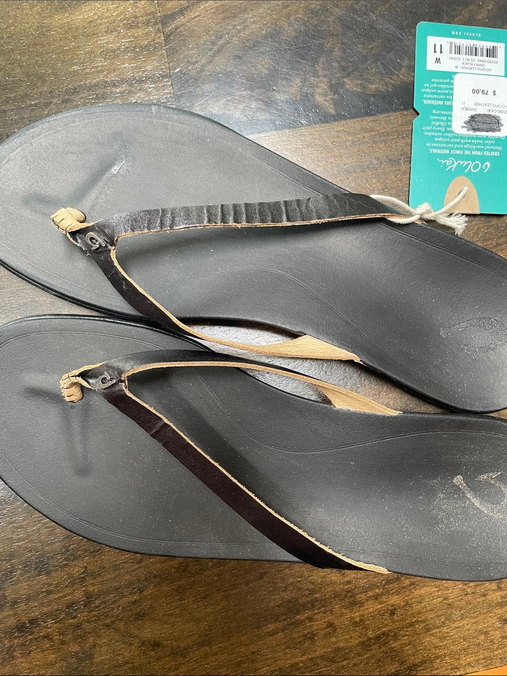 Olukai Ho’opio leather flip flops color is onyx/bkack